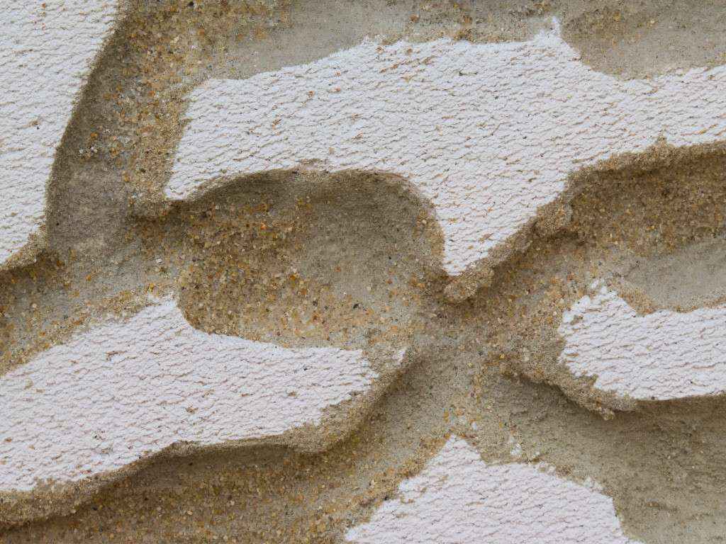 Nur an wenigen Stellen hat sich der Sand fest mit dem Fliesenkleber verbunden.