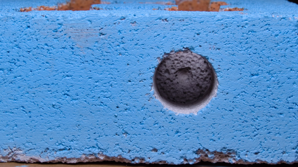 Loch mit 20 mm Durchmesser in einem Ytongnest