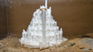 Foto von dem 3D-Modell von Minas Tirith im Ameisen Formikarium von vorne.