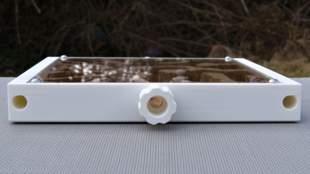 Seitenansicht des HomeForAnts Nests. Man sieht die beiden Schächte für Heizkabel und den Schlauchanschluss.