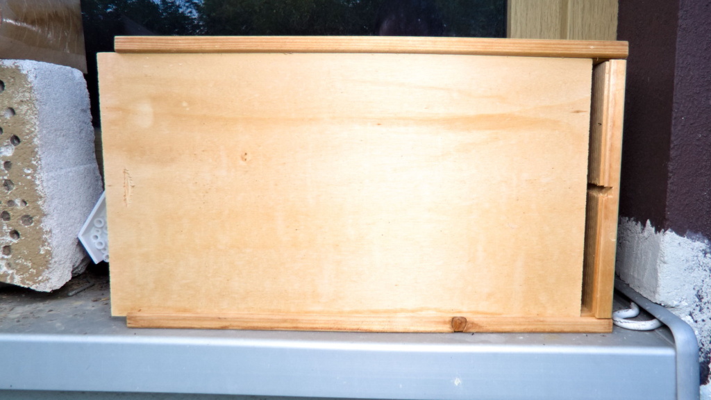 Alte Holzkiste in der die Feldwespen leben.
